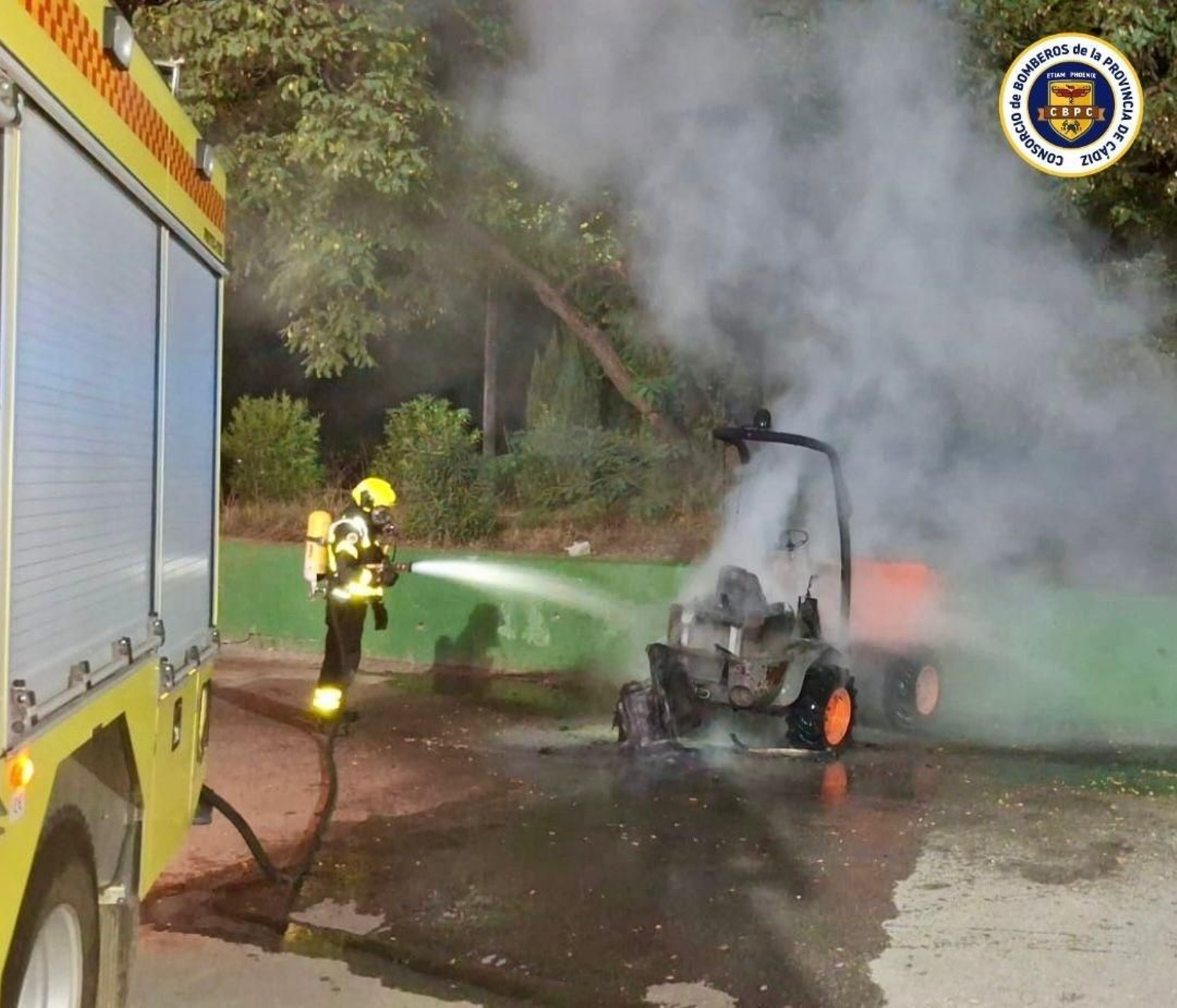 El dúmper quemado en Jimena.