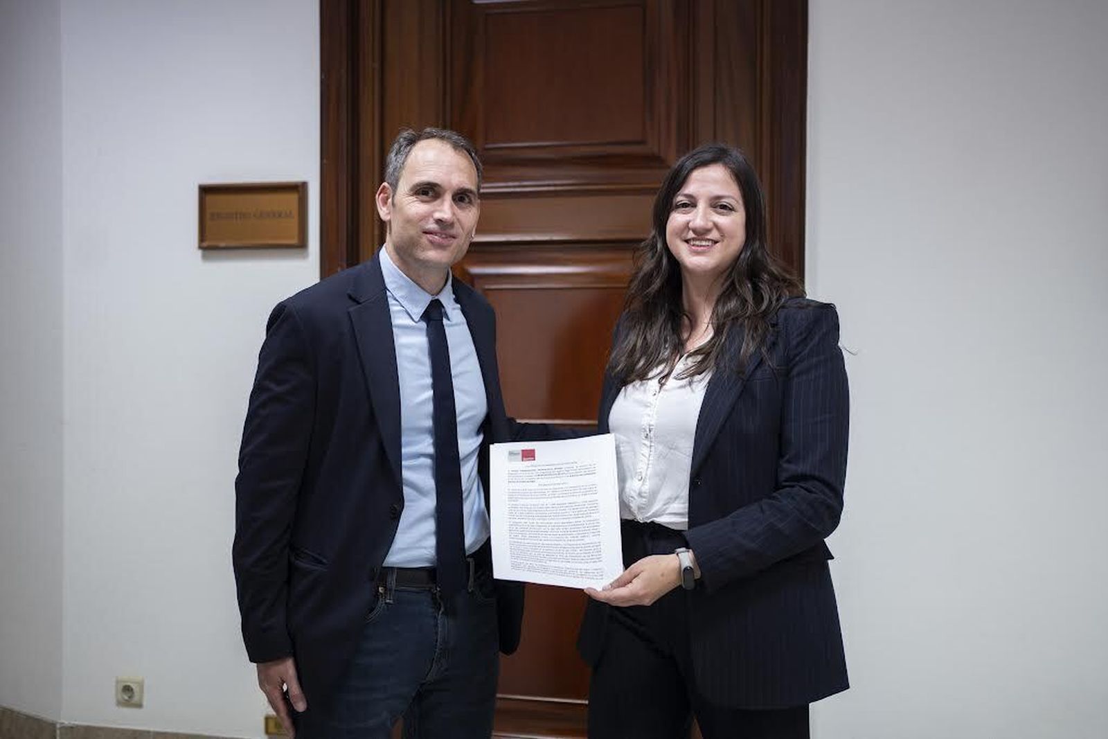 Tony Valero y Mar González, en el registro de la PNL en el Congreso