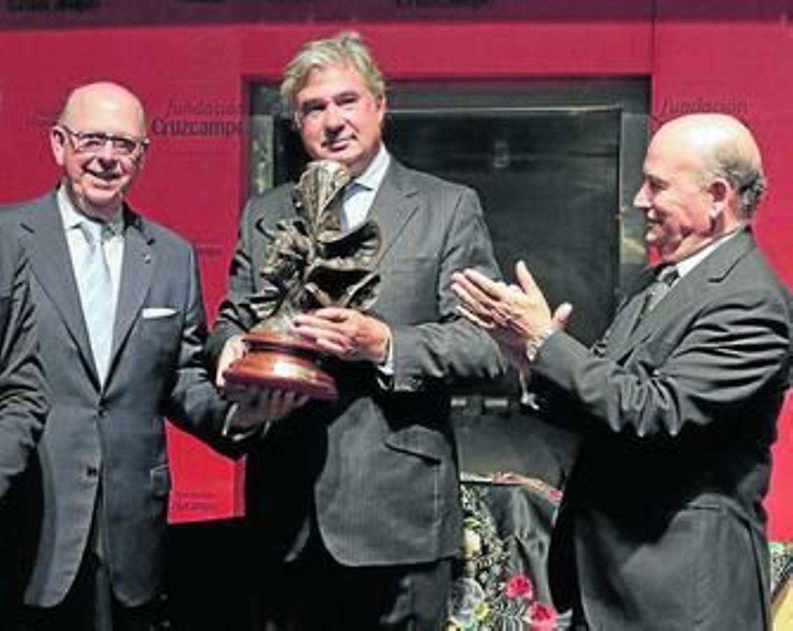 El ganadero Juan Ignacio Pérez-Tabernero, en el centro, recibe el trofeo.