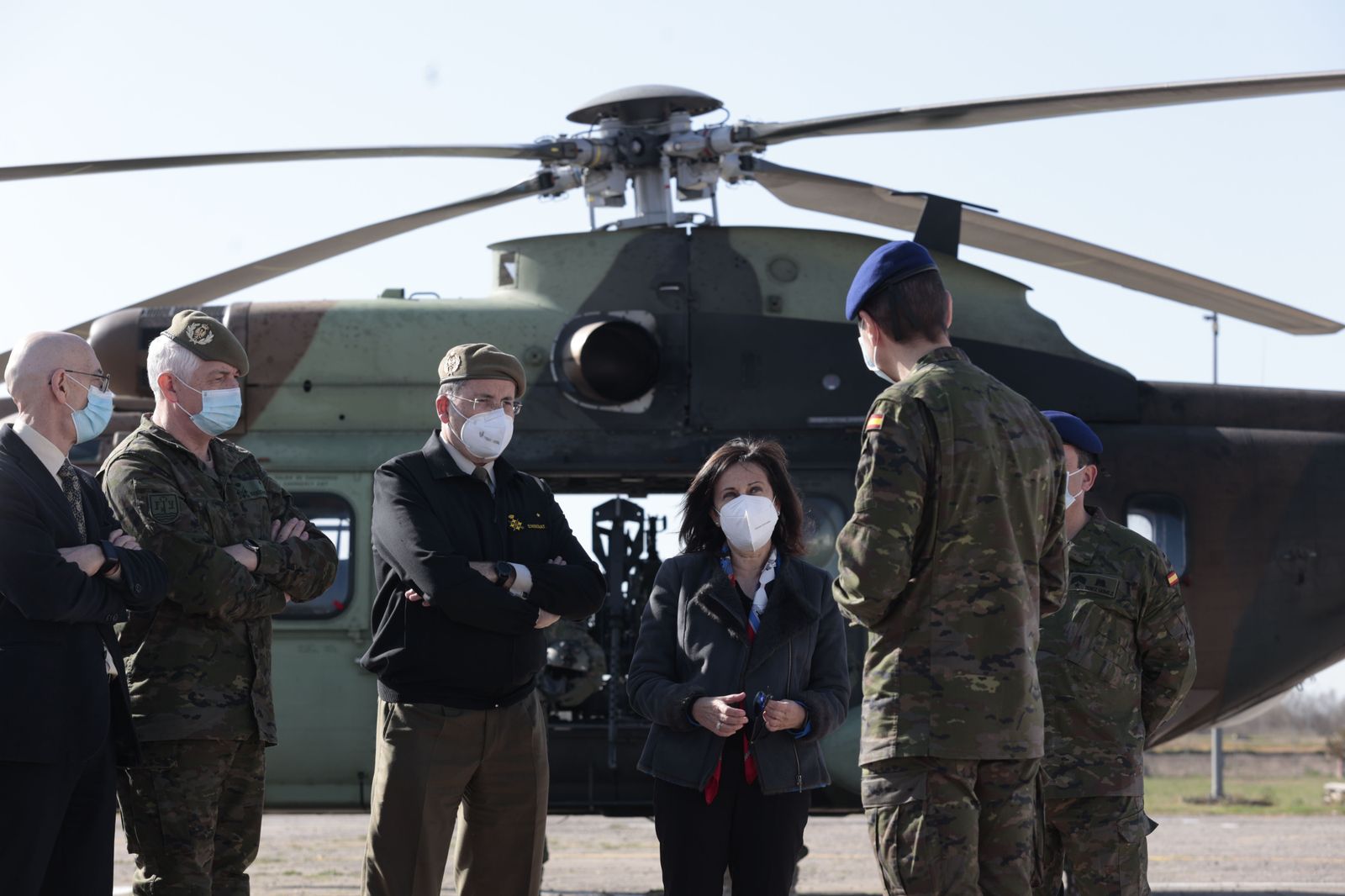 La visita de Margarita Robles a la Base del Copero en imágenes