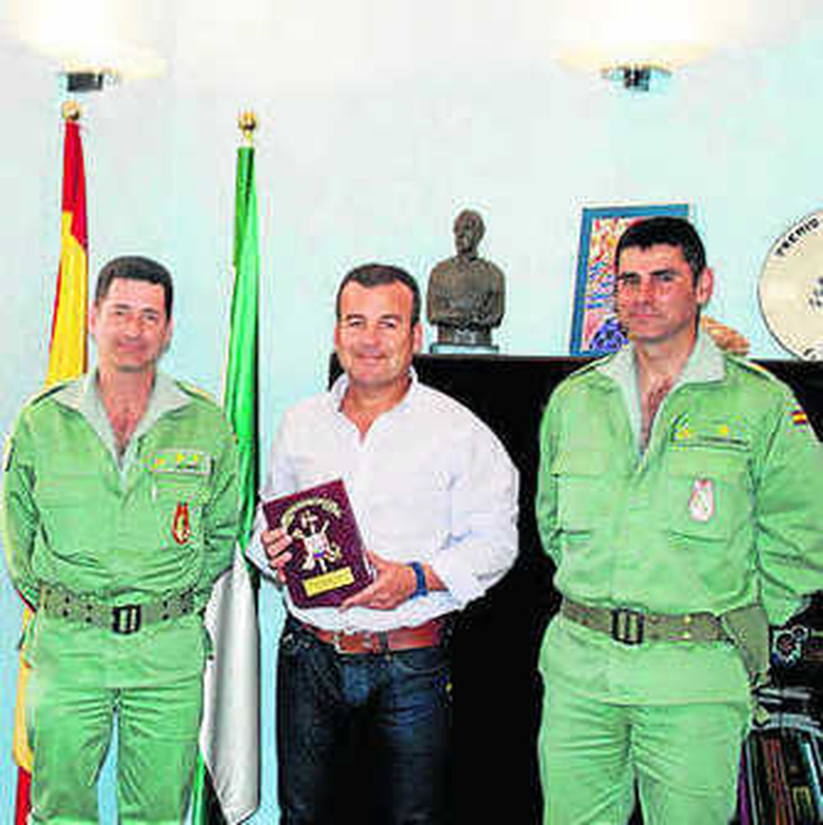 El alcalde recibe el obsequio.