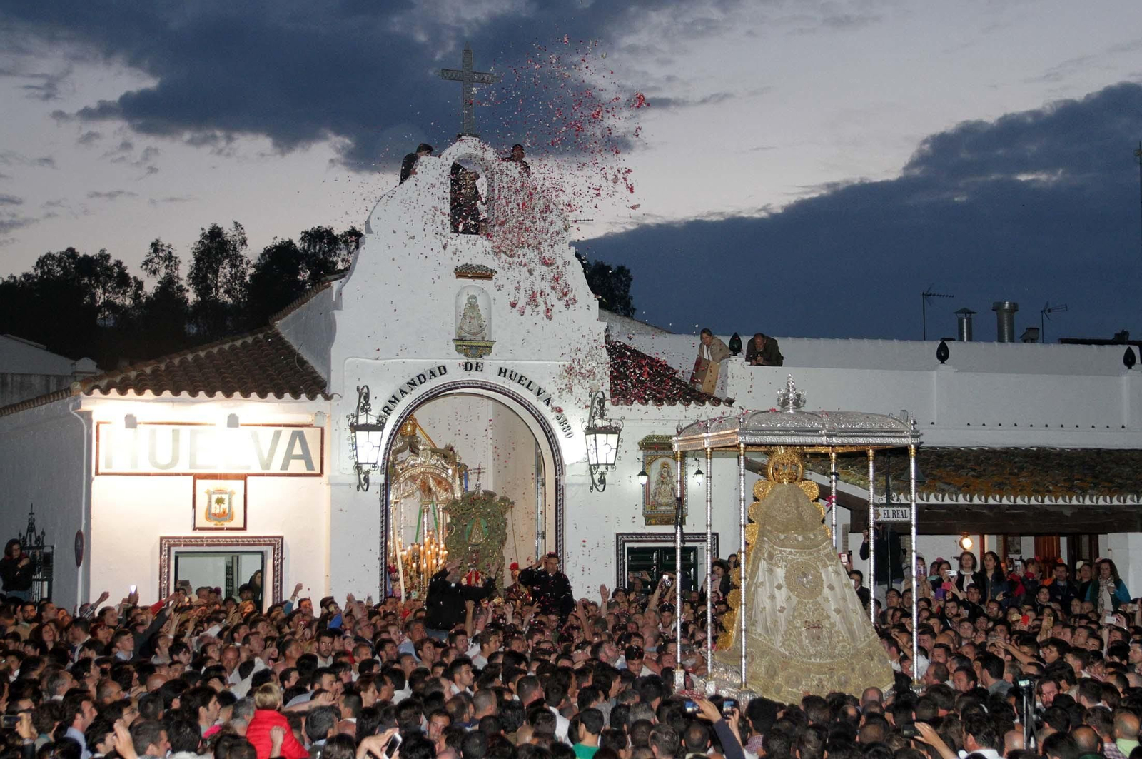 Las imágenes de la procesión de la Virgen del Rocío por la aldea en el Lunes de Pentecostés