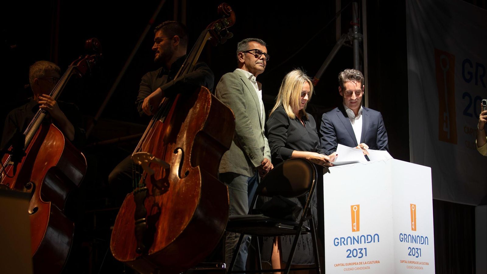 La alcaldesa de la ciudad, Marifrán Carazo, rubrica el compromiso junto al director artístico de la OCG, Lucas Macías