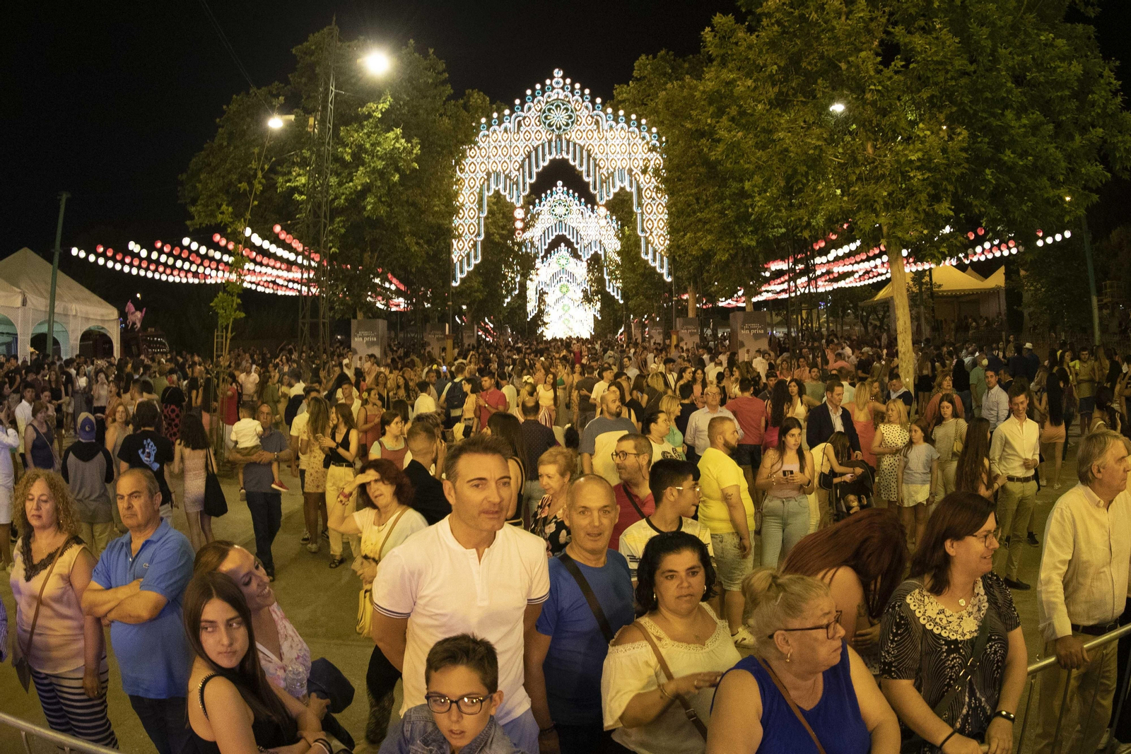 Multitud de personas en la feria del Corpus.
