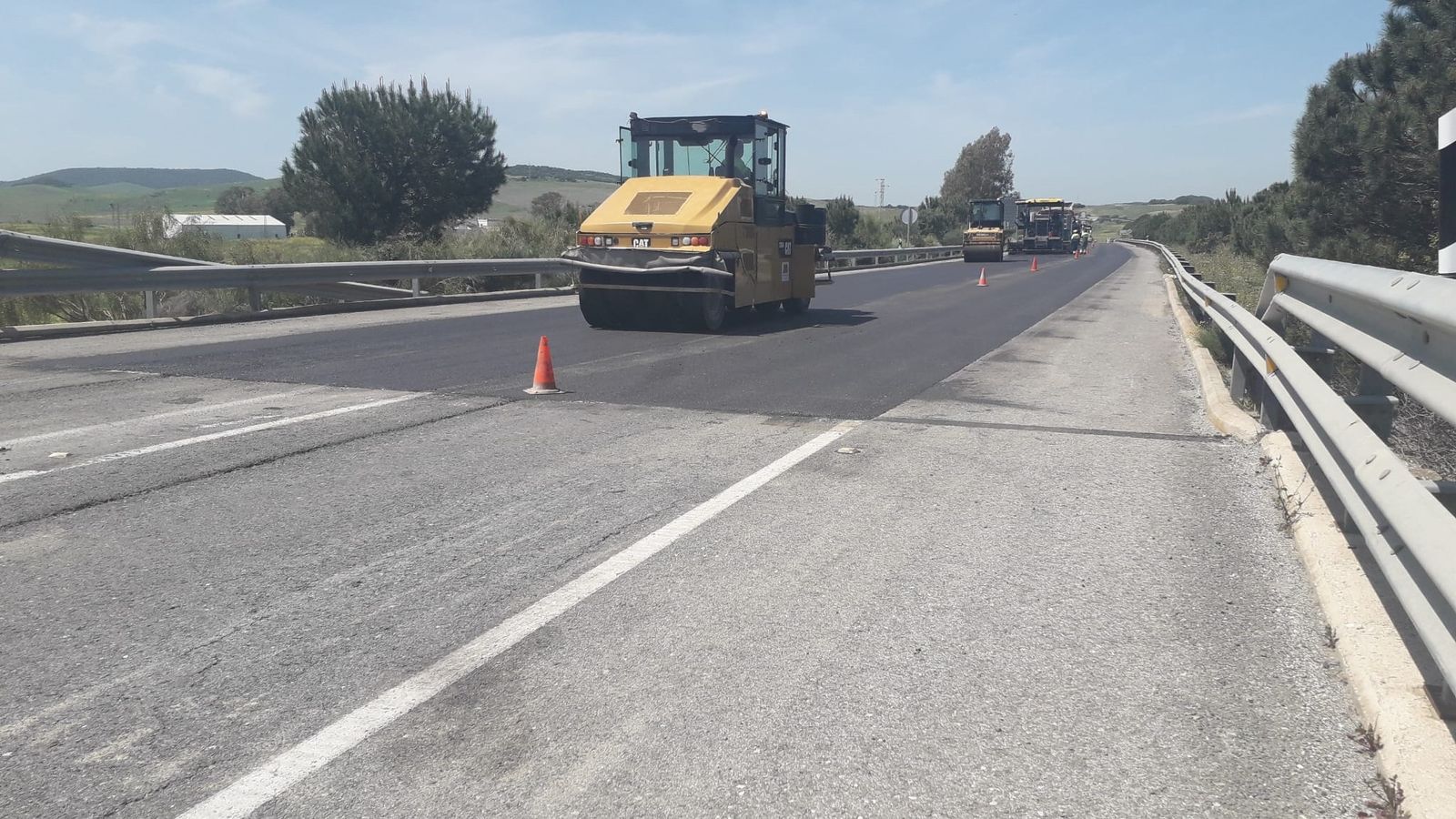 Se está empleando maquinaria para la mejora asfáltica de la A-390.