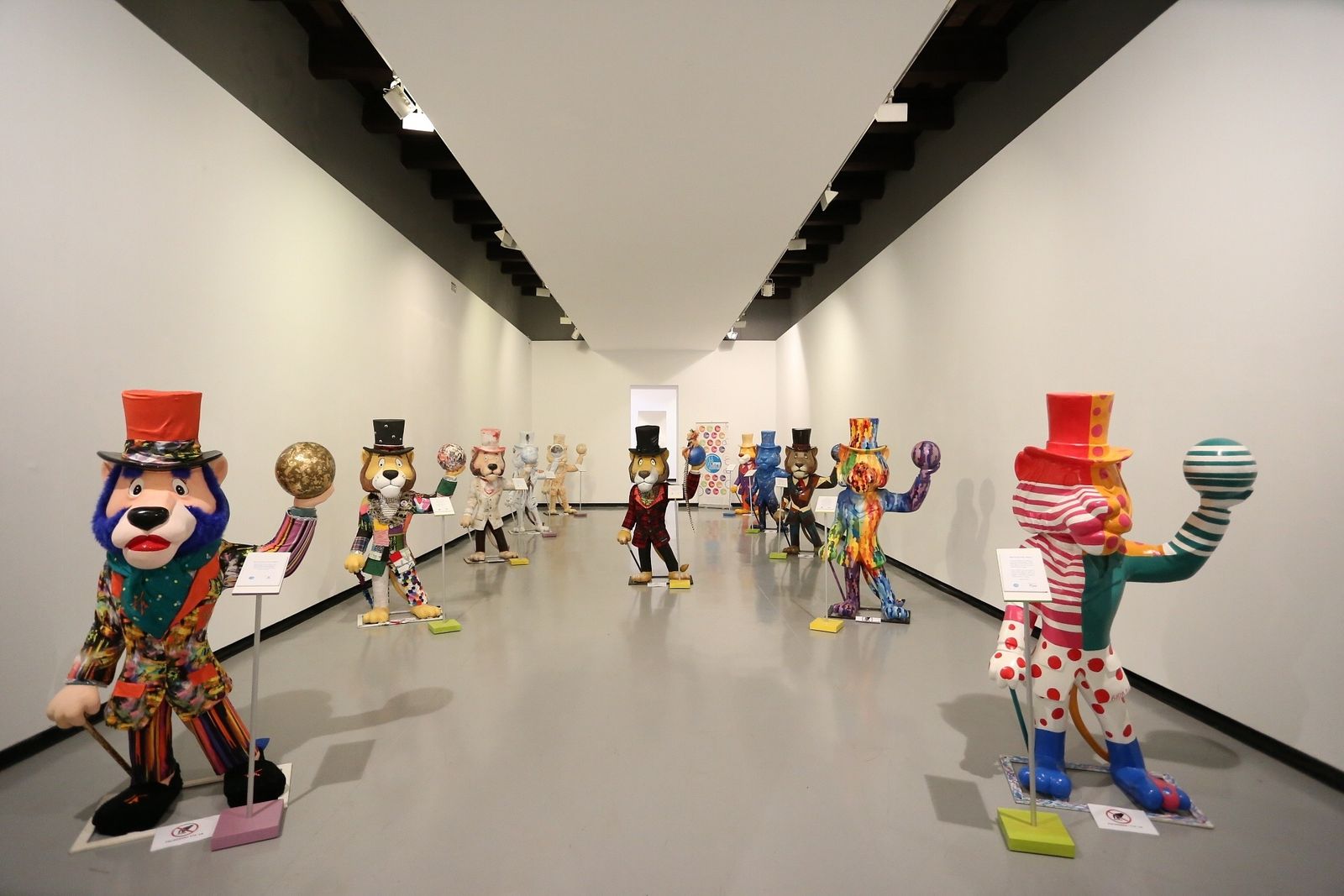 Las imágenes de la exposición 'La Vuelta de Willy Fog con Apadis'