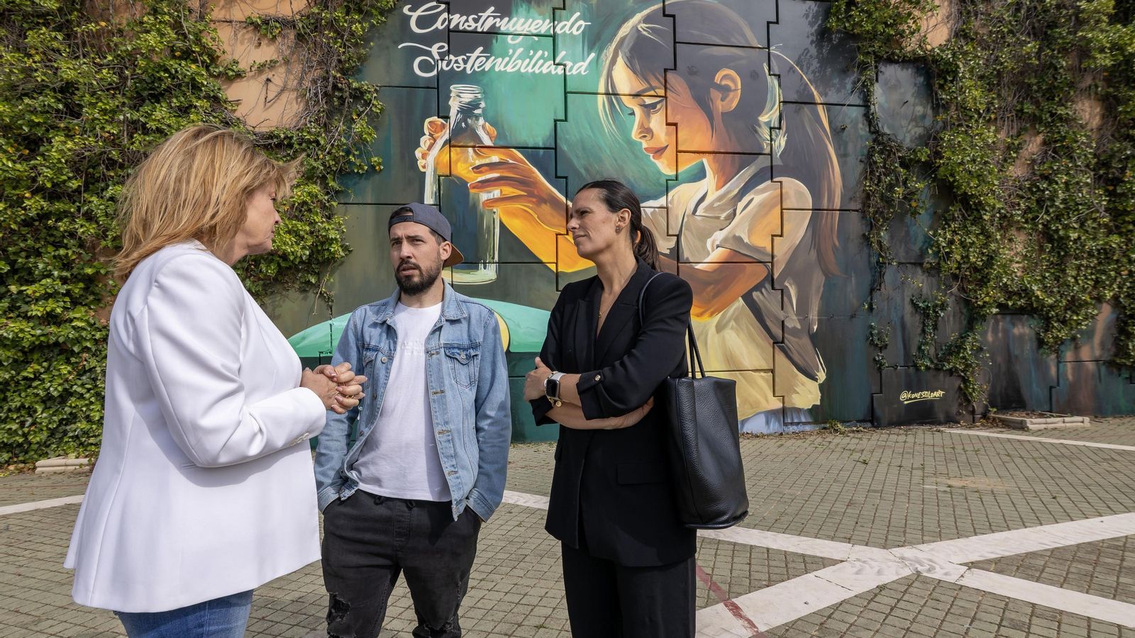 Pilar Miranda, Victor Konestilo y Coral Rojas-Marcos junto al mural.