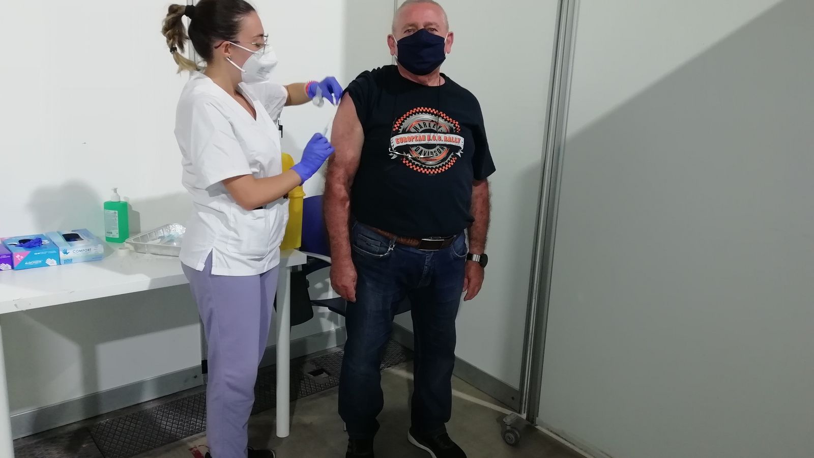 Ángela Moriñigo vacunando a un hombre.