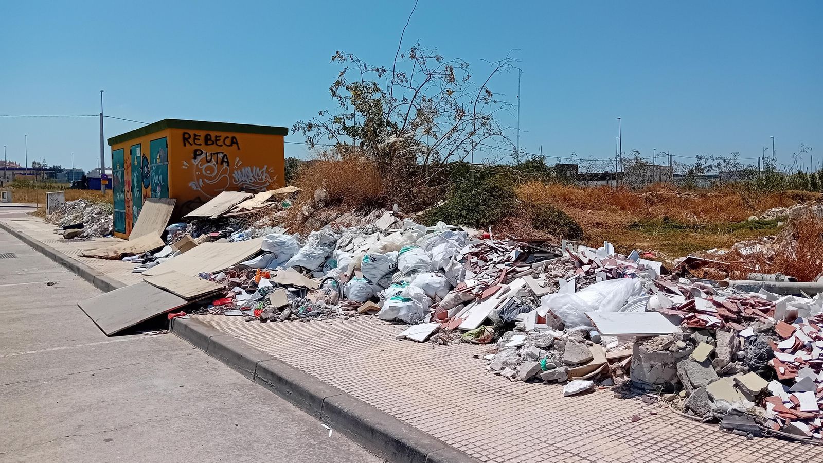 Escombros y otros desechos en una de las parcelas de Fadricas II.