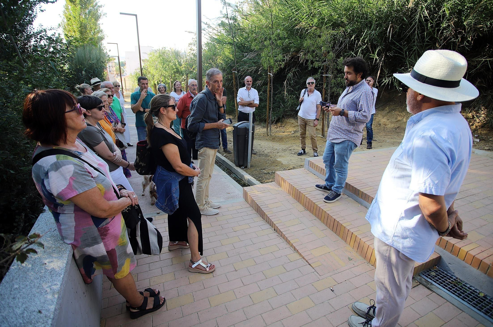 Imágenes de la visita guiada a la Fuente Vieja de Huelva por el arquitecto Francisco Javier López