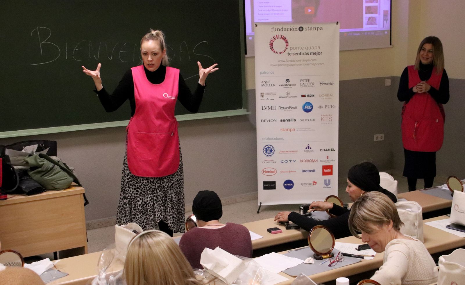 Las voluntarias junto a las asistentes al primer taller presencial tras la pandemia.