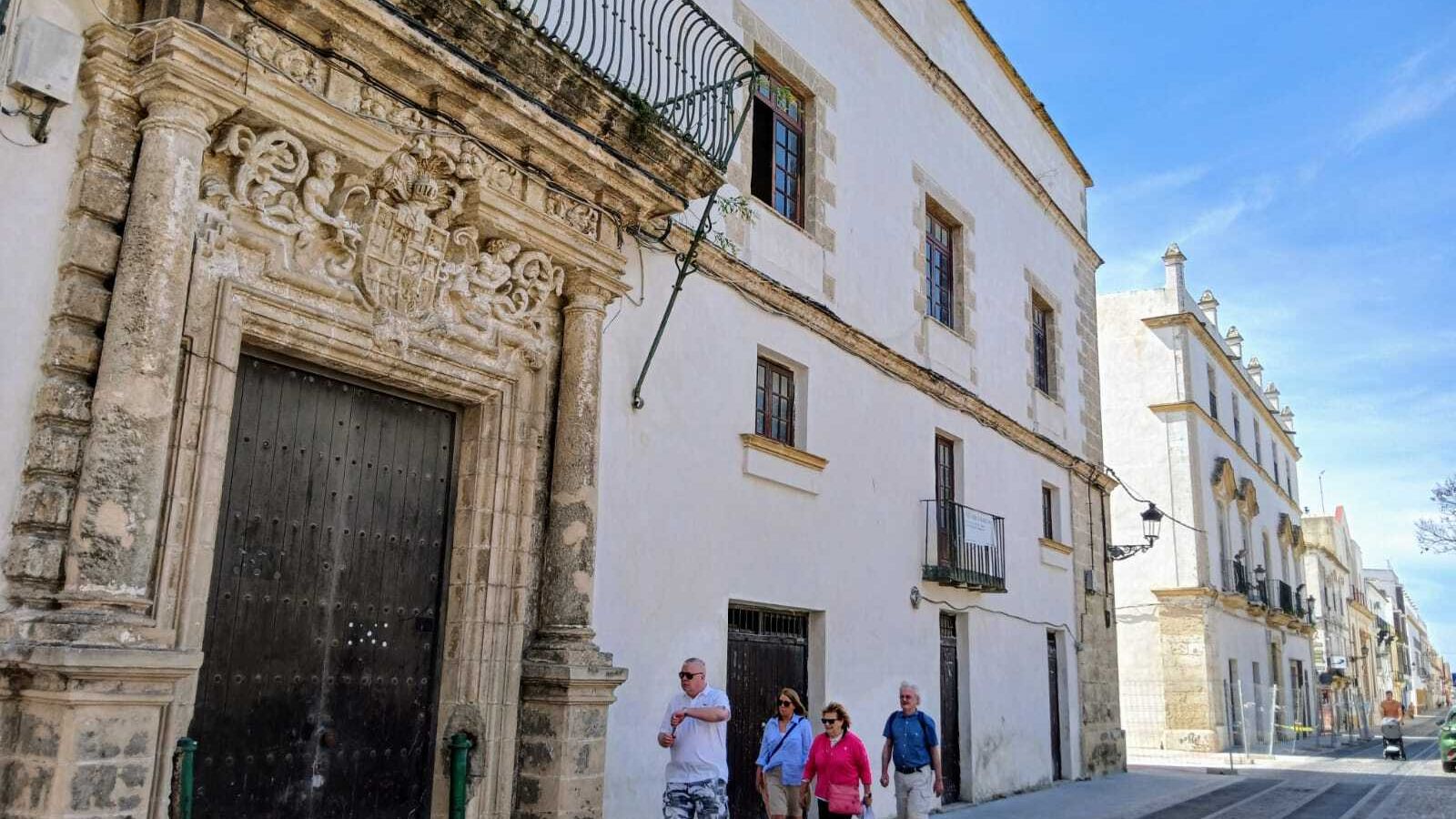 La Casa de las Cadenas y el Palacio de Roque Aguado (al fondo), dos casas-palacio situadas en un lateral de la plaza.