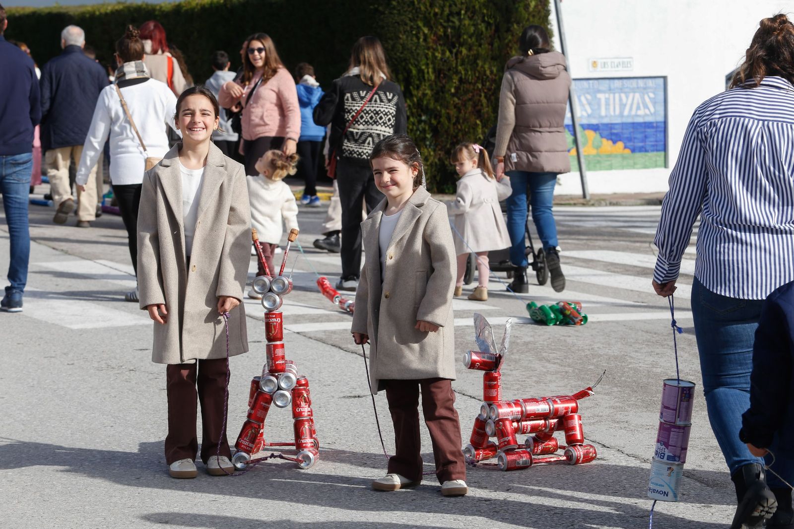 Búscate en las fotos del arrastre de latas 2026 en Los Barrios