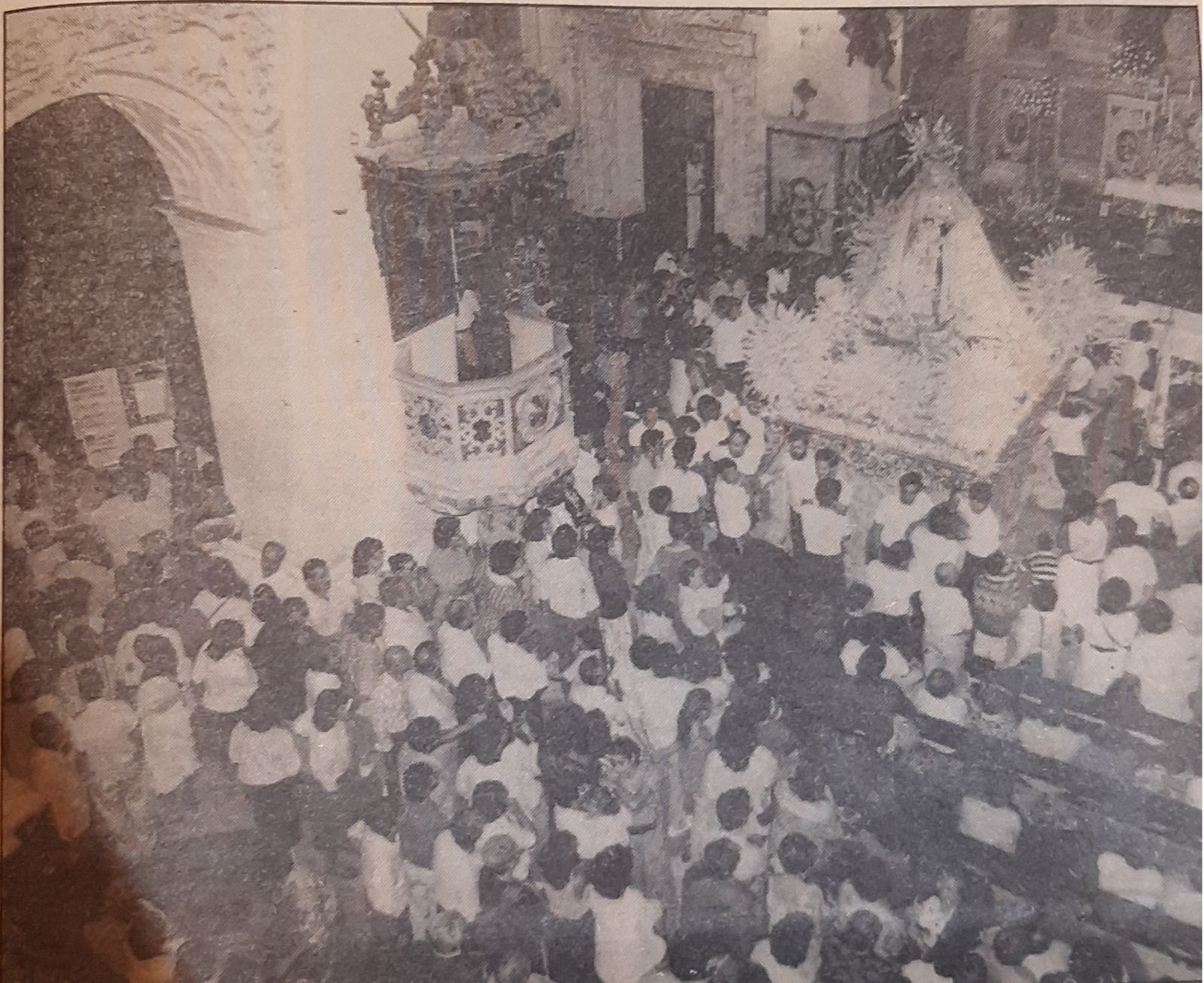 La Patrona en el interior de Santo Domingo nada más suspenderse la procesión el 7 de octubre de 1987.