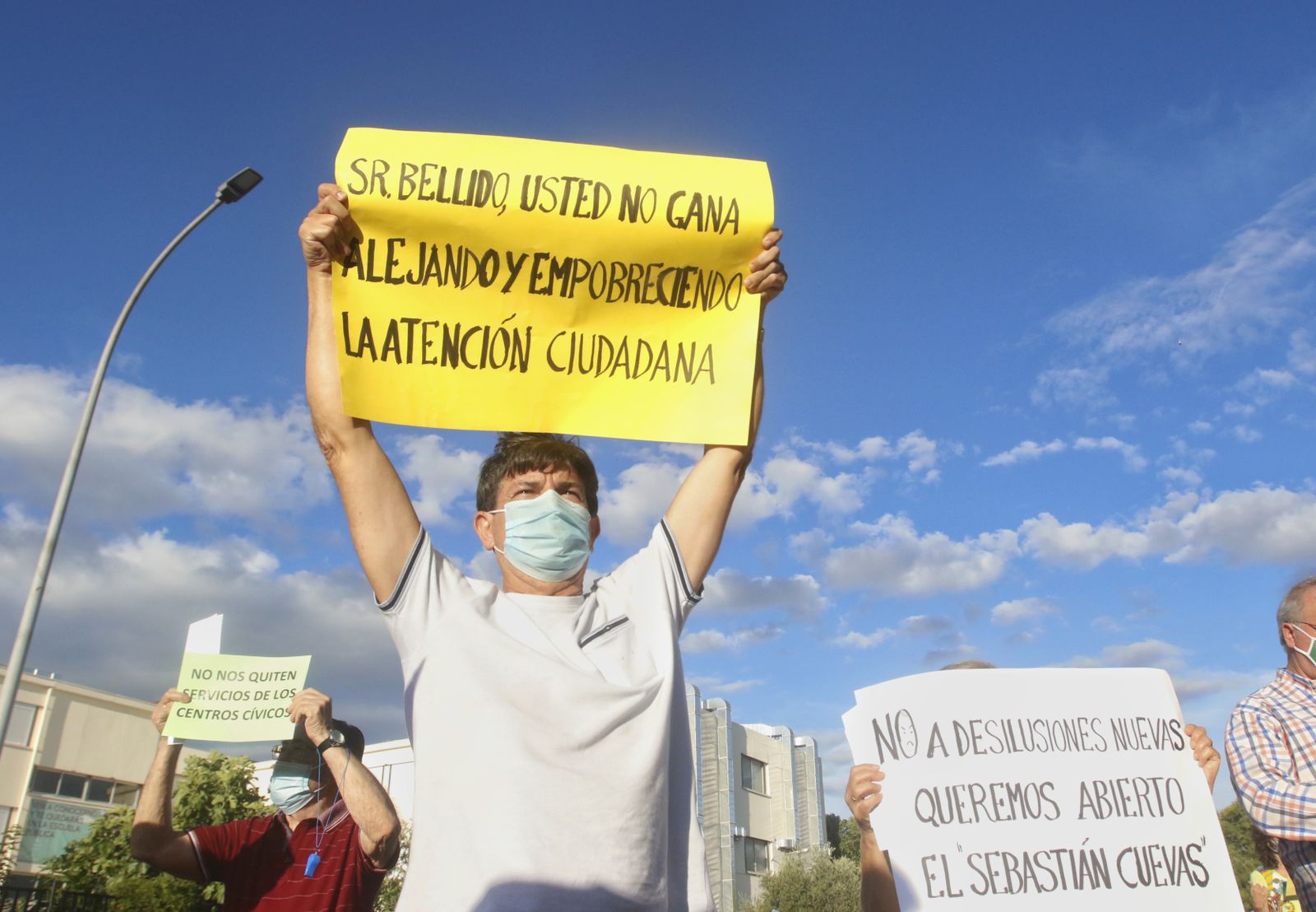 El encierro para exigir la apertura de los centros cívicos de Córdoba, en imágenes