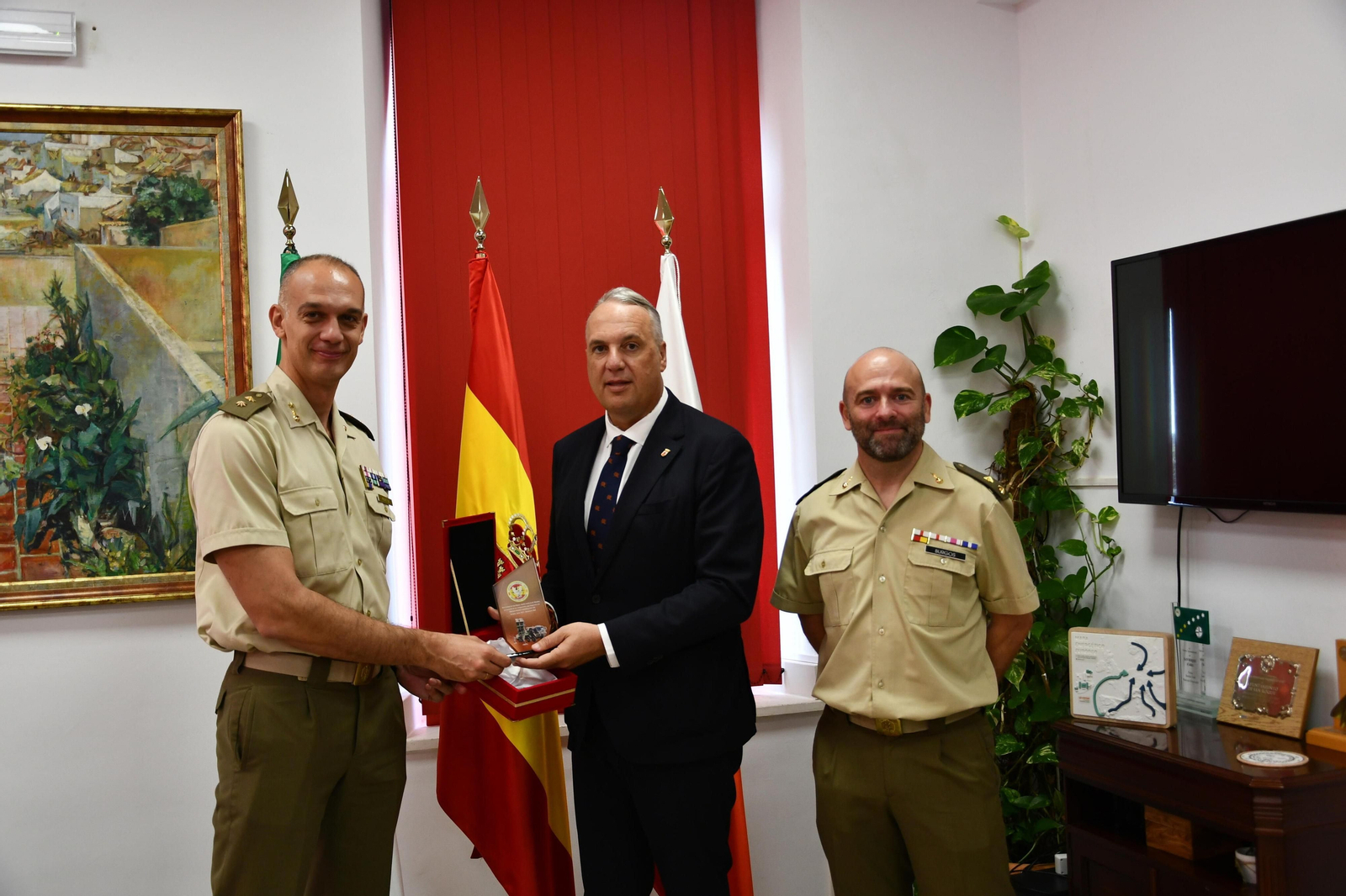 Ruiz Boix flanqueado por los mandos del Grupo SAM de San Roque.