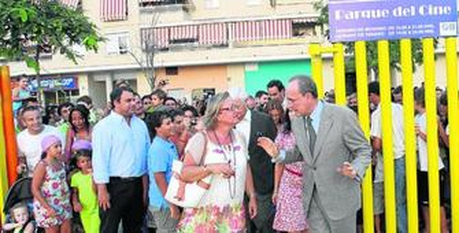 El alcalde y la edil de Sostenibilidad, Teresa Porras, ayer durante la inauguración del parque.