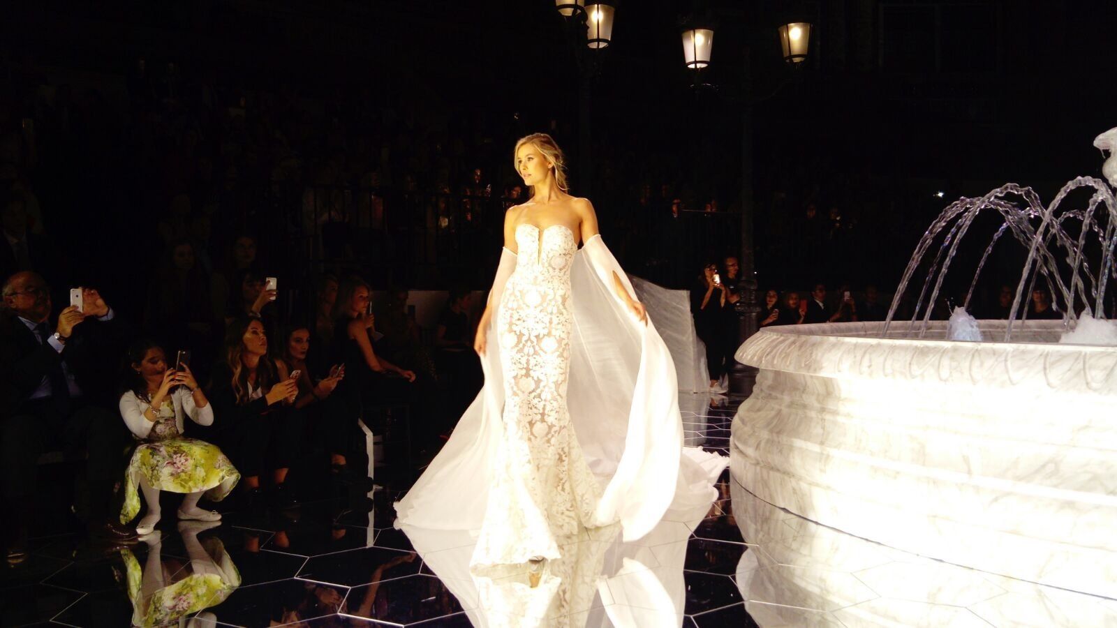 1. Romee Strijd clausuró el desfile con este impresionante vestido de flecos. 2. La fuente de los deseos centro el desfile de Pronovias. 3. Las modelos desfilaron sobre un suelo de espejo 4. El presidente del Grupo Pronovias, Alberto Palatchi, flanqueado por las hermanas Kimpel y la actriz Kate Upton.