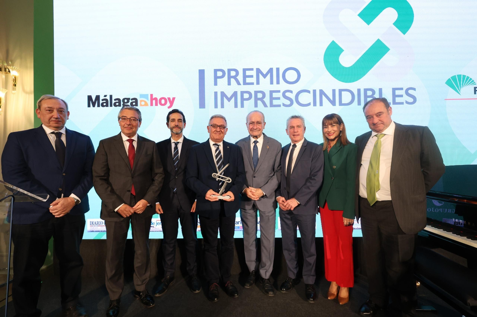 Foto de familia entre premiados, autoridades y organizadores. Foto de familia entre premiados, autoridades y organizadores.