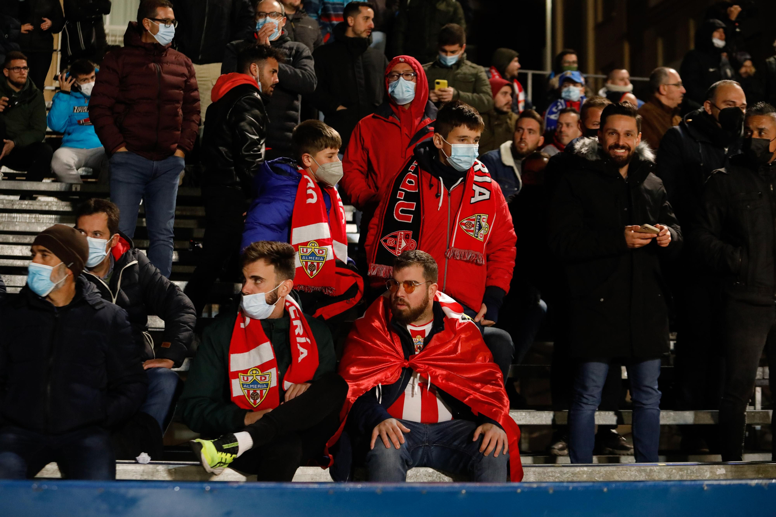 La afición rojiblanca, en gran medida jóvenes, revivió los años de Segunda B