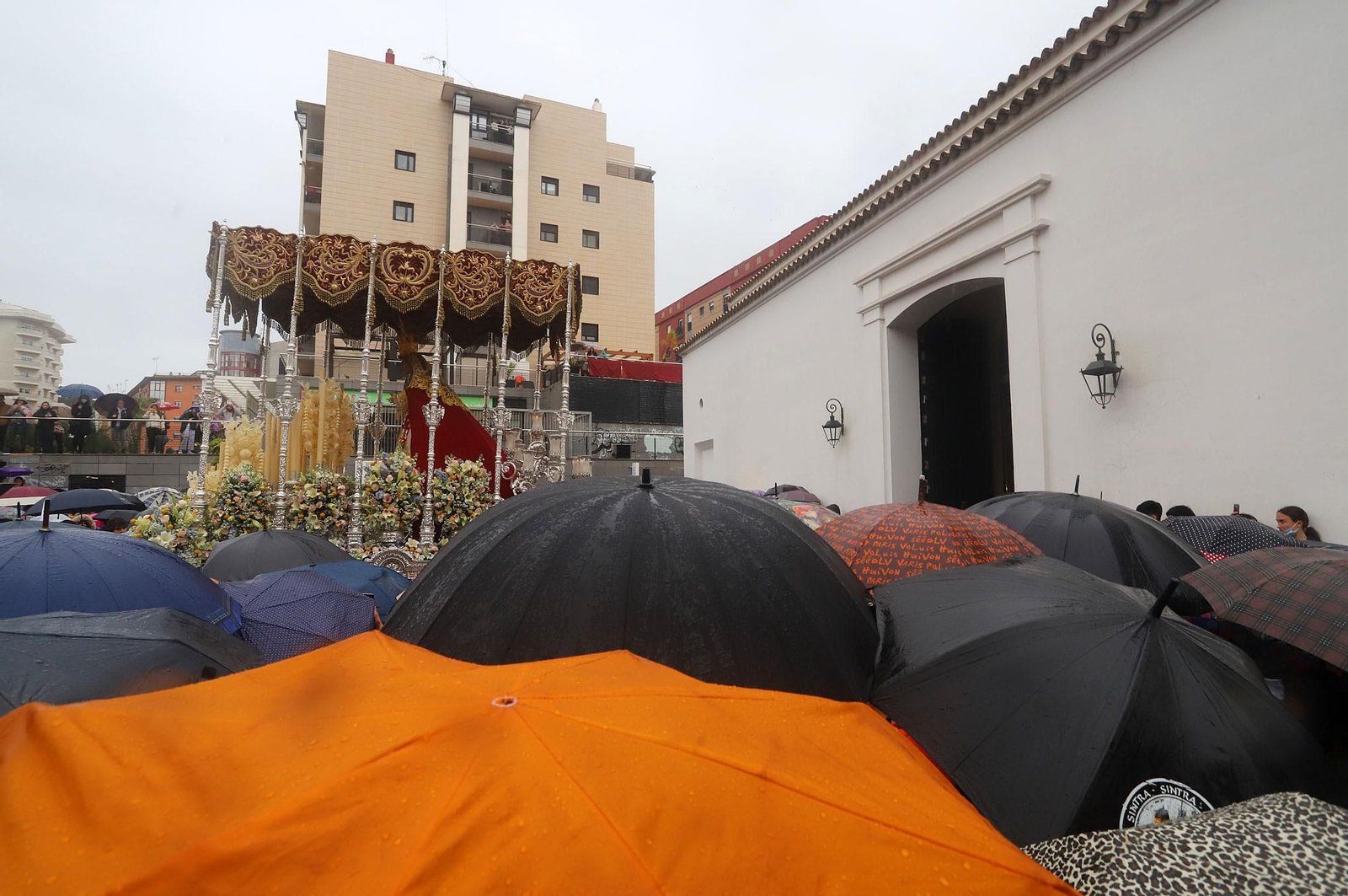 Imágenes de la procesión del Cautivo  bajo la lluvia en Huelva