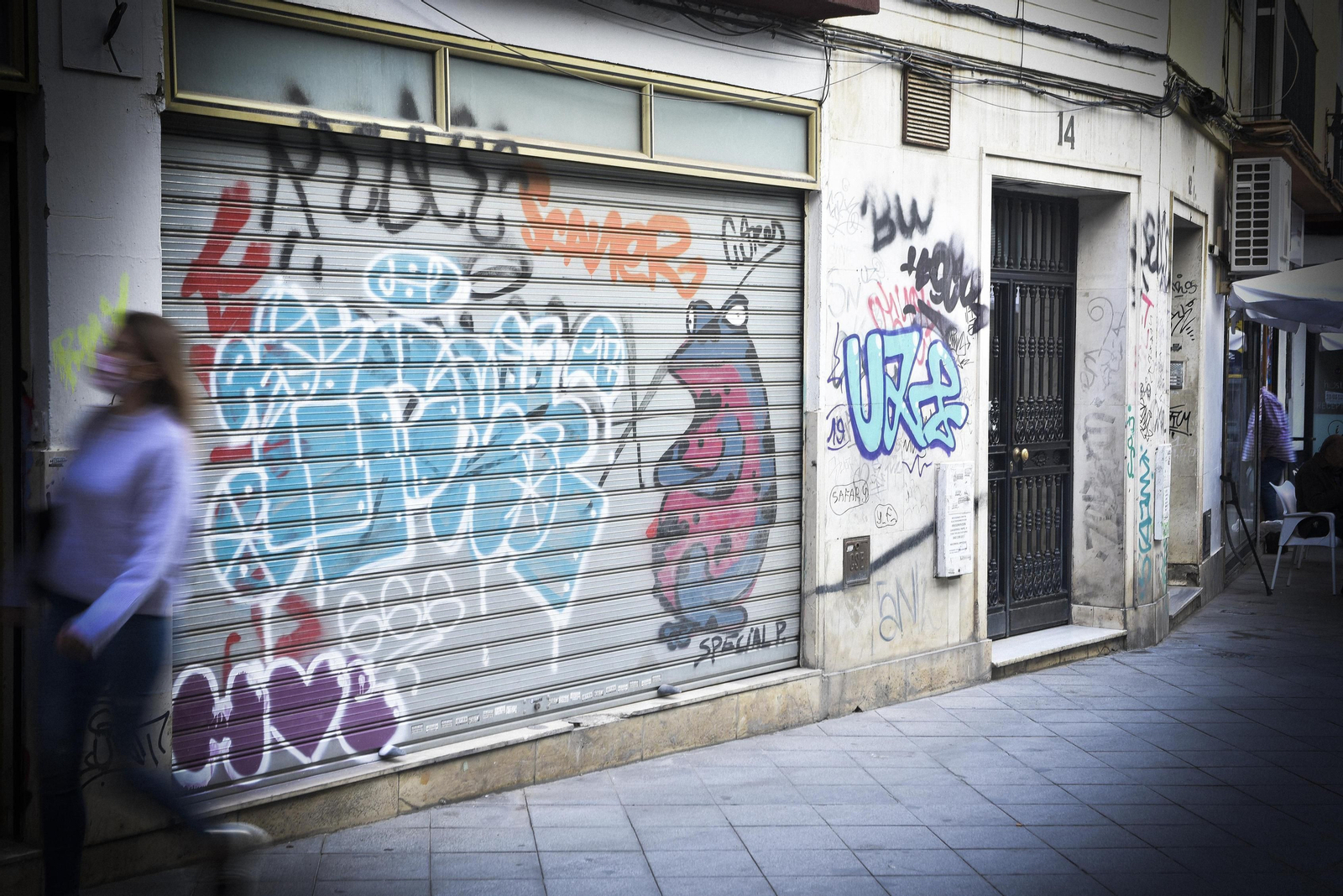 Pintadas en la persiana de un negocio del centro de la ciudad