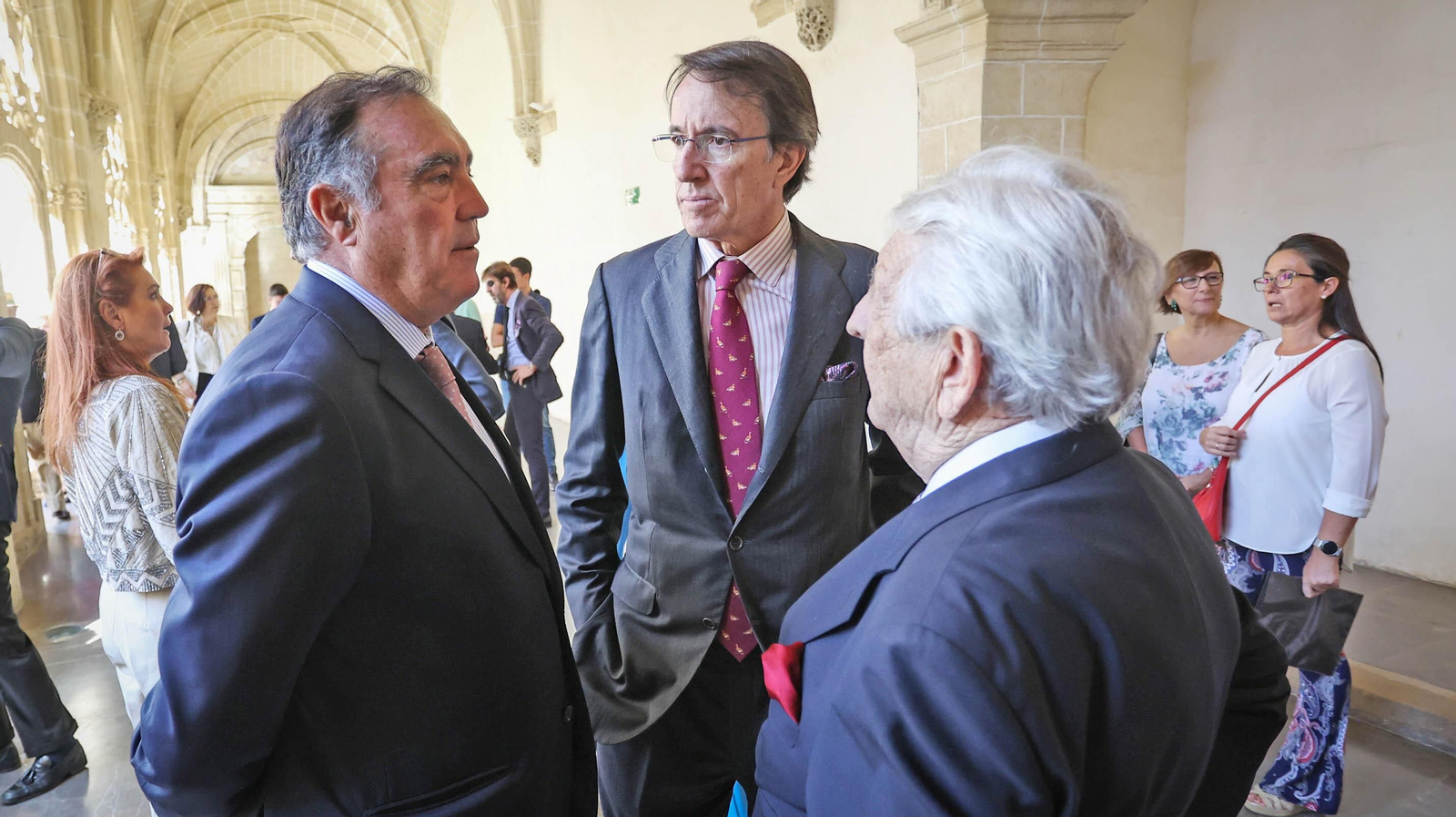 Rafael de Paula, Curro Romero, Padilla, entre otros asistentes al nombramiento de Ávaro Domeq