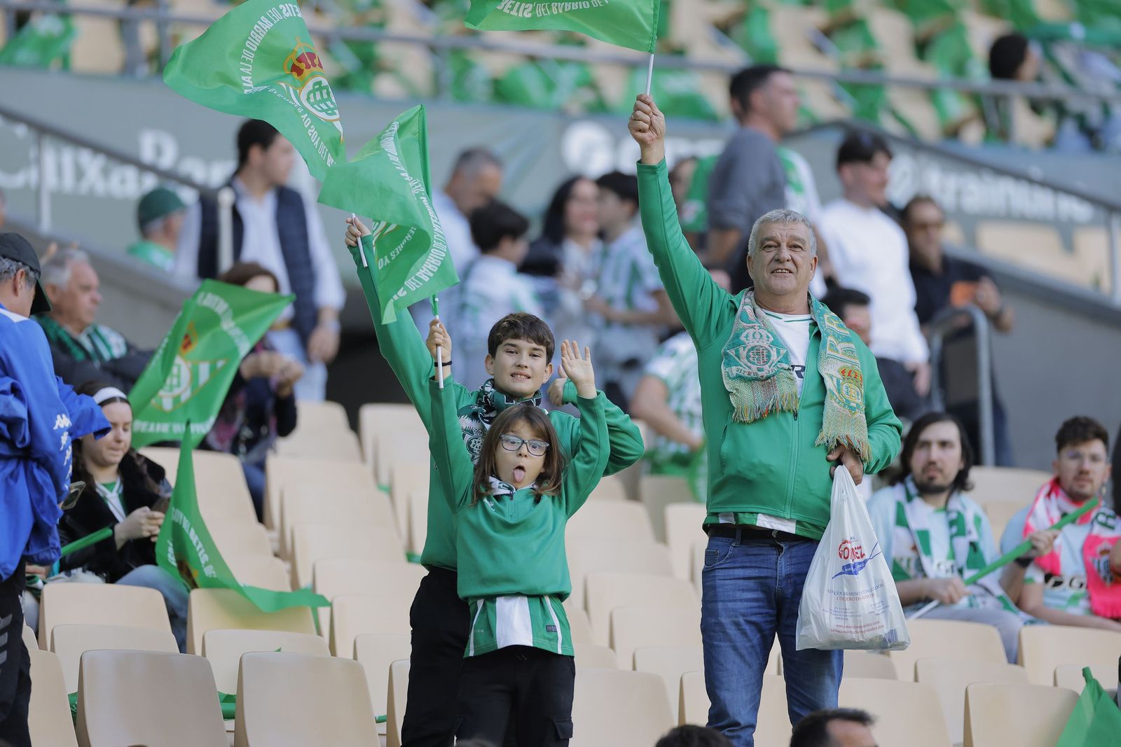 Búscate en las fotos del Betis - Sevilla