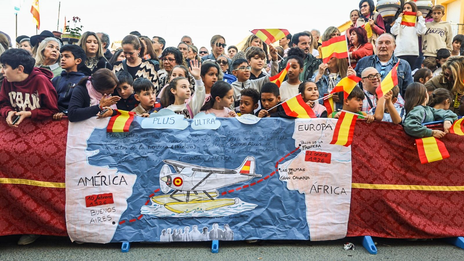 Niños tras un mural escolar