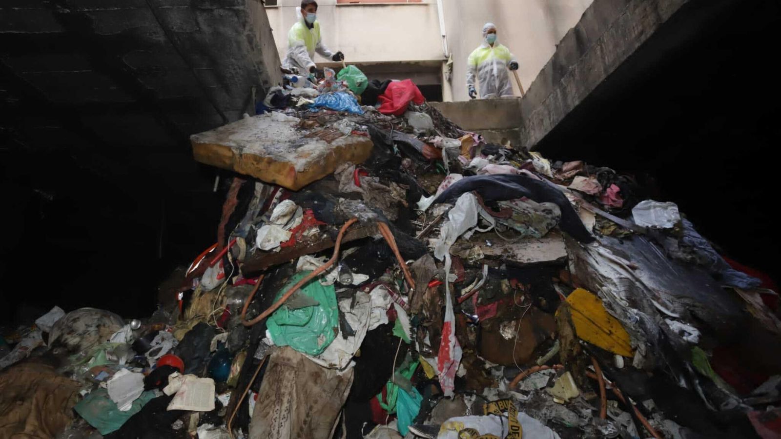 Operarios de Algesa limpiando la basura acumulada