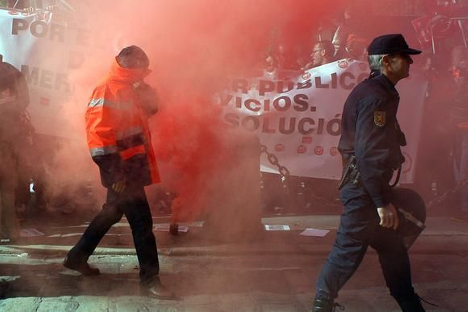 El frente sindical contra Zoido toma la calle