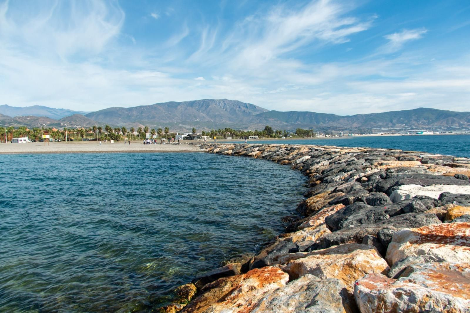 Vista general de una parte de Playa Granada desde el espigón