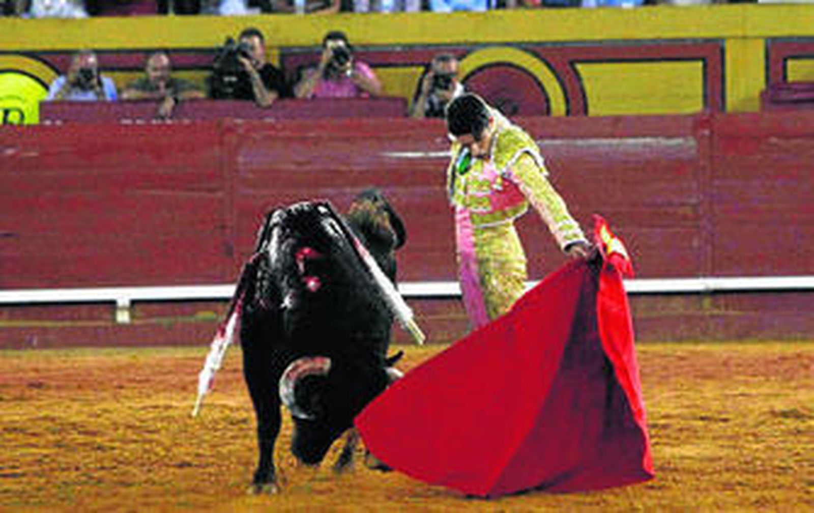El extremeño Alejandro Talavante toreando al natural al sexto toro de la tarde al que le cortó las dos orejas.