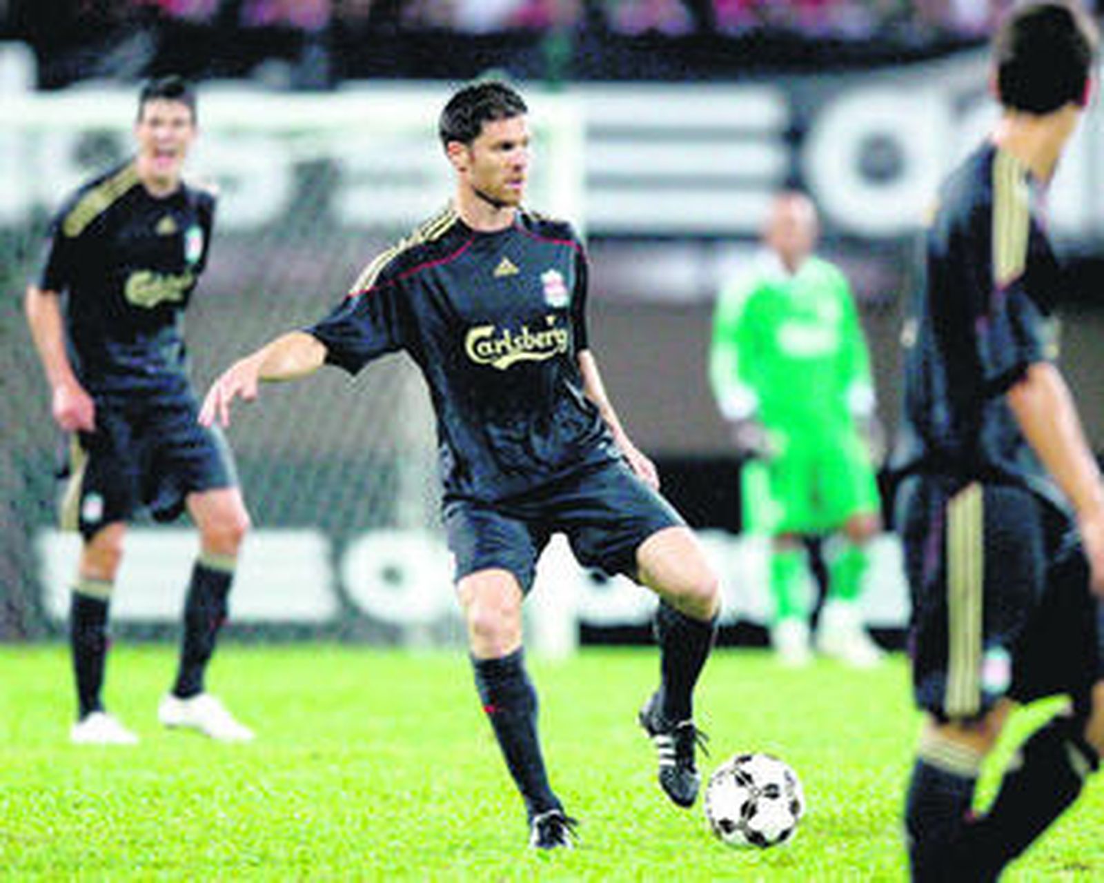Xabi Alonso entrena con el Liverpool durante la reciente gira asiática del club inglés.