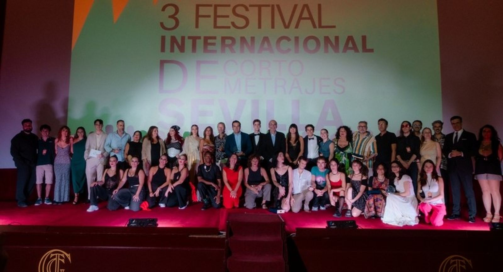 Foto de familia de la Gala de Clausura del 3º Festival Internacional de Cortometrajes de Sevilla
