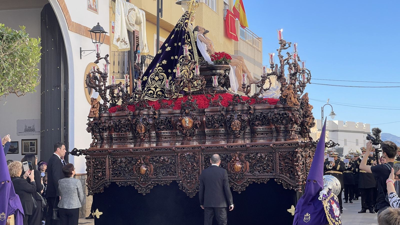 La Virgen de la Piedad saliendo de la casa hermandad.