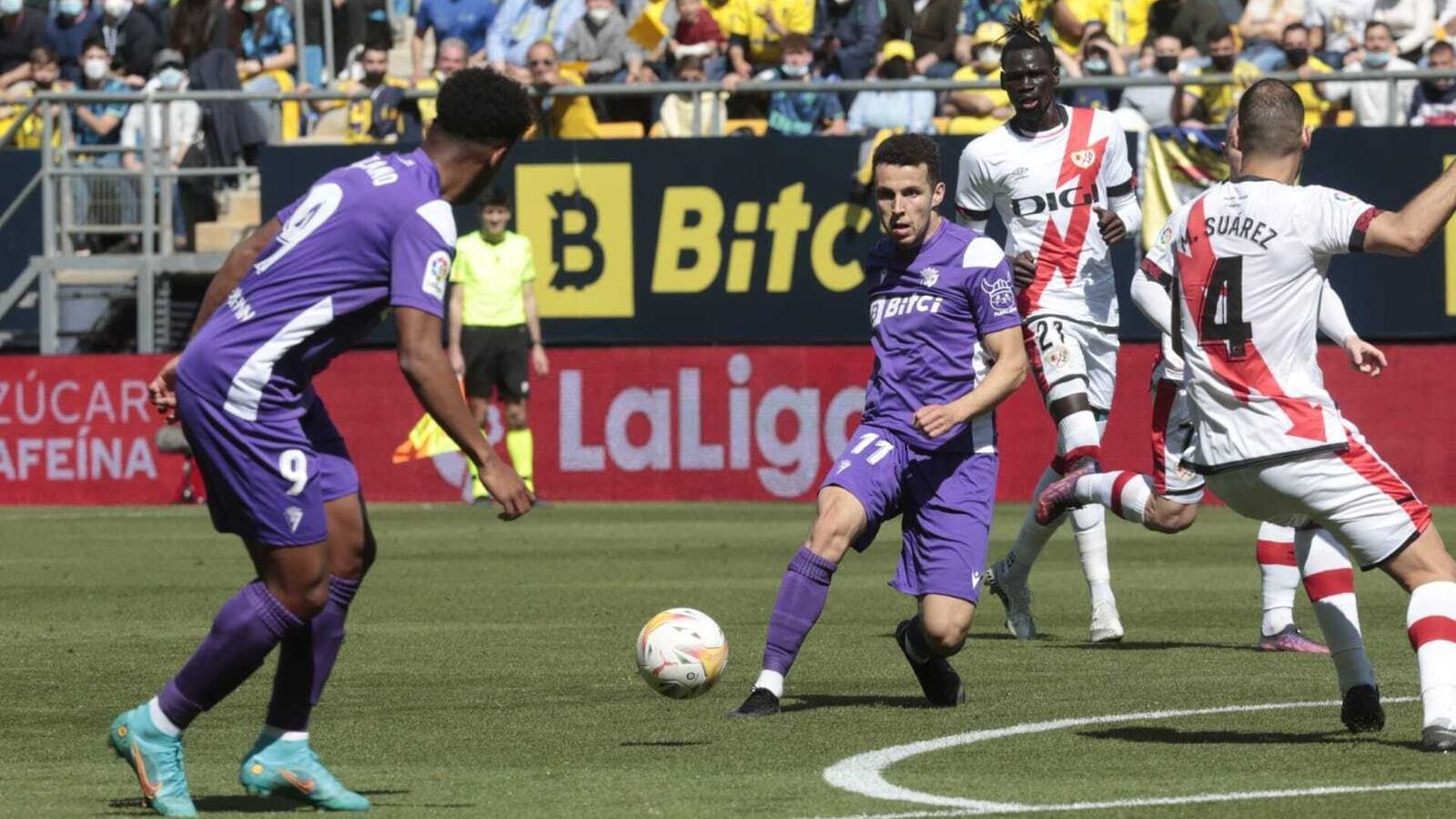 Idrissi busca a Choco Lozano en el Cádiz-Rayo Vallecano del domingo.