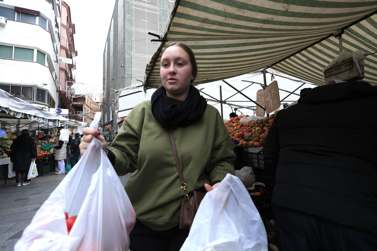 Las últimas compras para Nochevieja en Algeciras, en imágenes