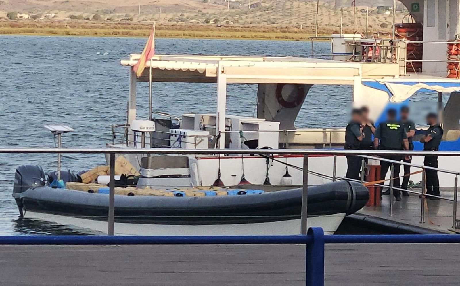 Agentes de la Guardia Civil custodian una narcolancha cargada de hachís, en una imagen de archivo.