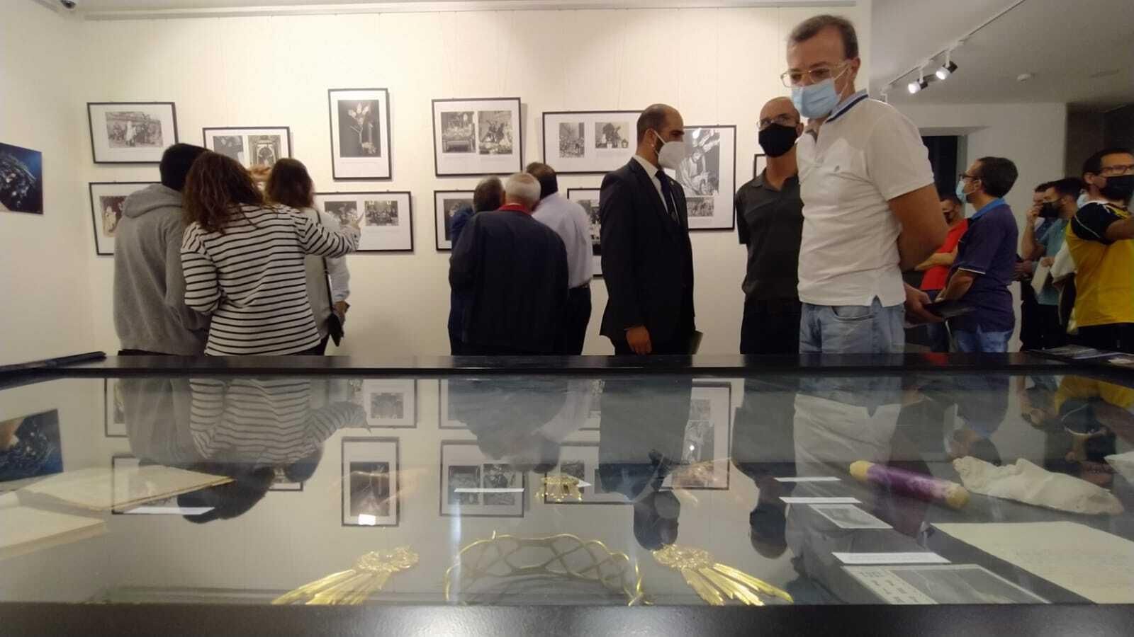 Vitrinas con documentación y ajuar del Cristo, en la exposición sobre el 25 aniversario de la restauración.