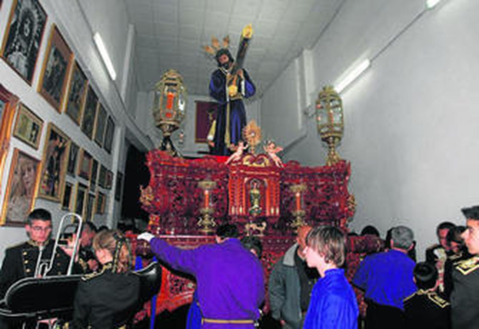 Los nazarenos muestran su respeto a Jesús del Gran Poder, en el interior de la casa hermandad.