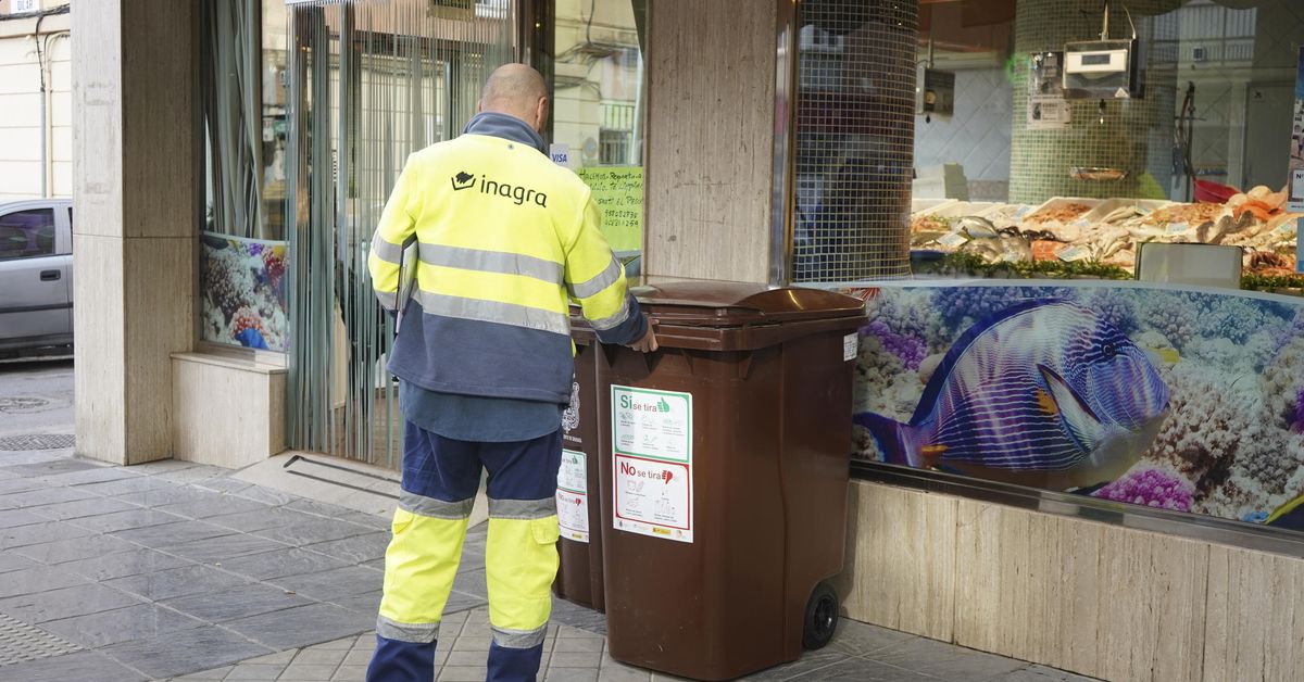 Granada cerrará el año sin los pliegos del nuevo contrato de limpieza ...