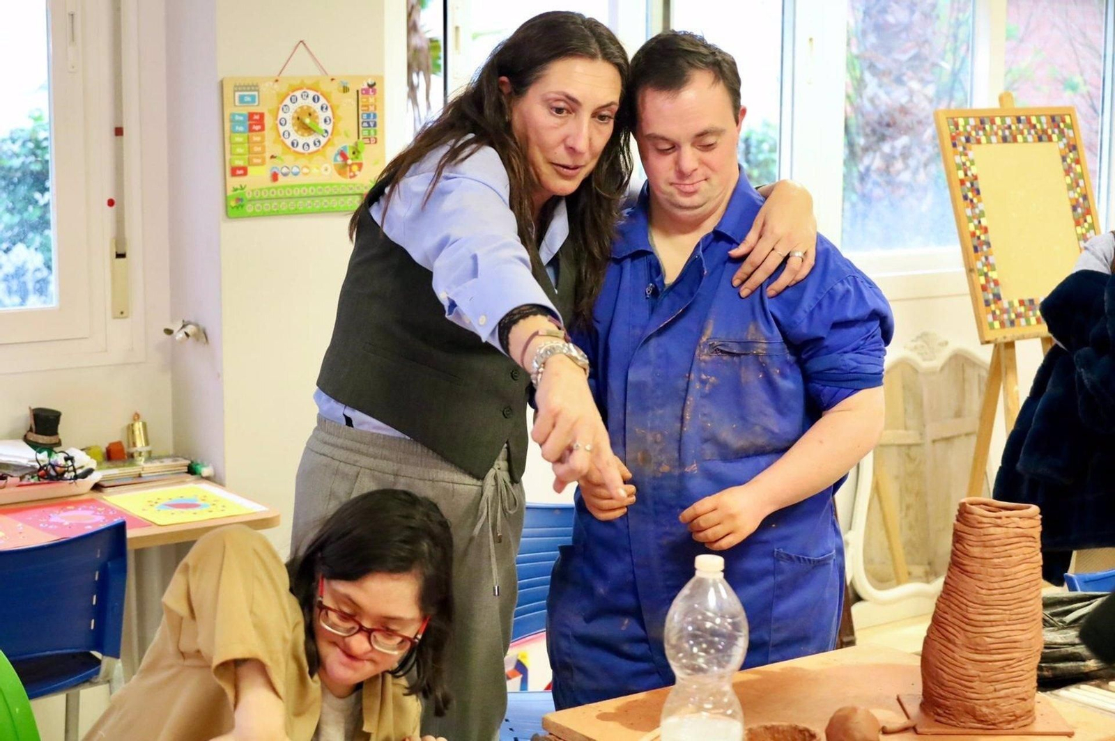 La consejera con usuarios del nuevo centro de día de Aprompsi inaugurado en Linares.