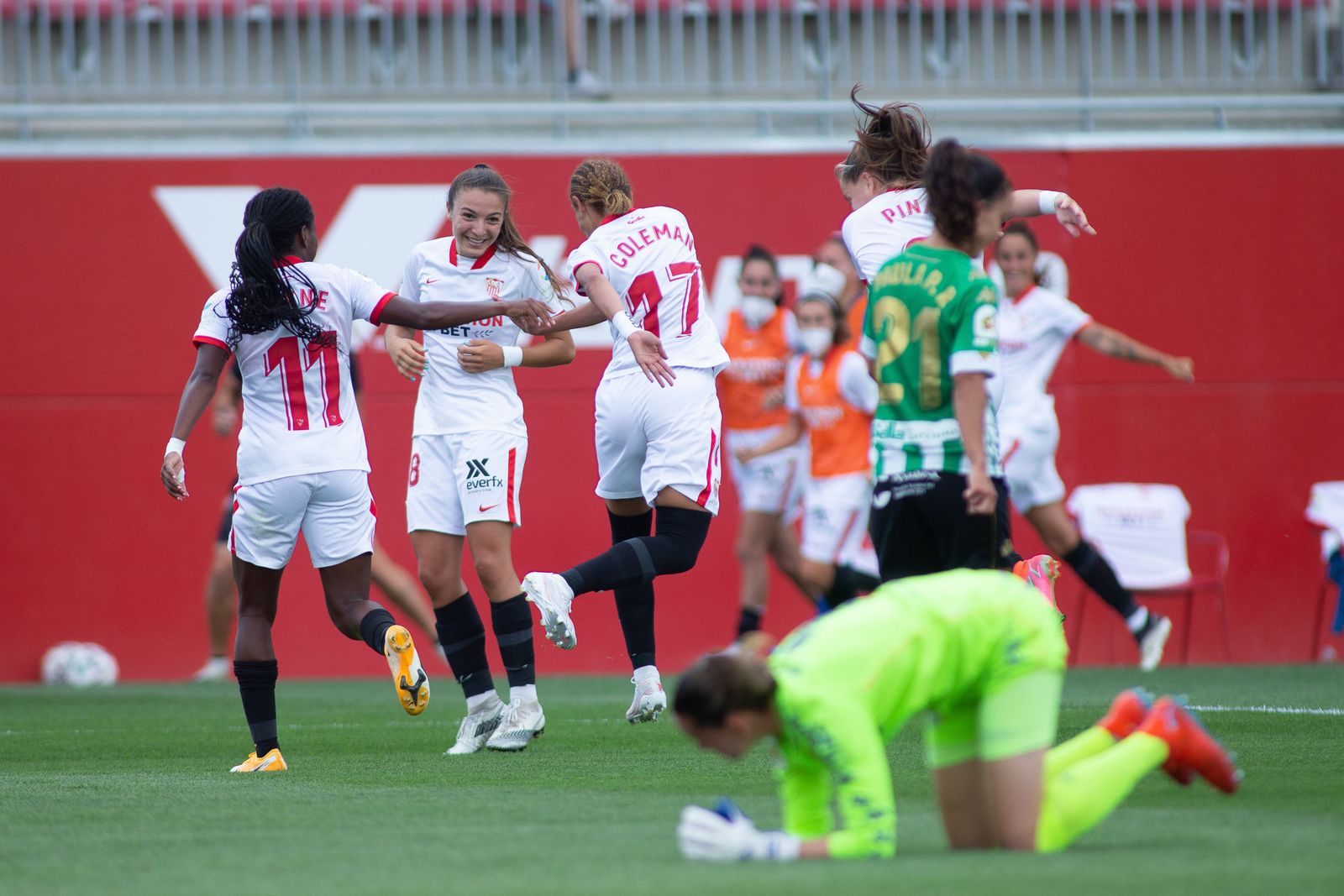 Las jugadoras sevillistas celebran con Coleman el 2-0 ante la desesperación de las béticas Paula Perea y la portera Meline Gerard.