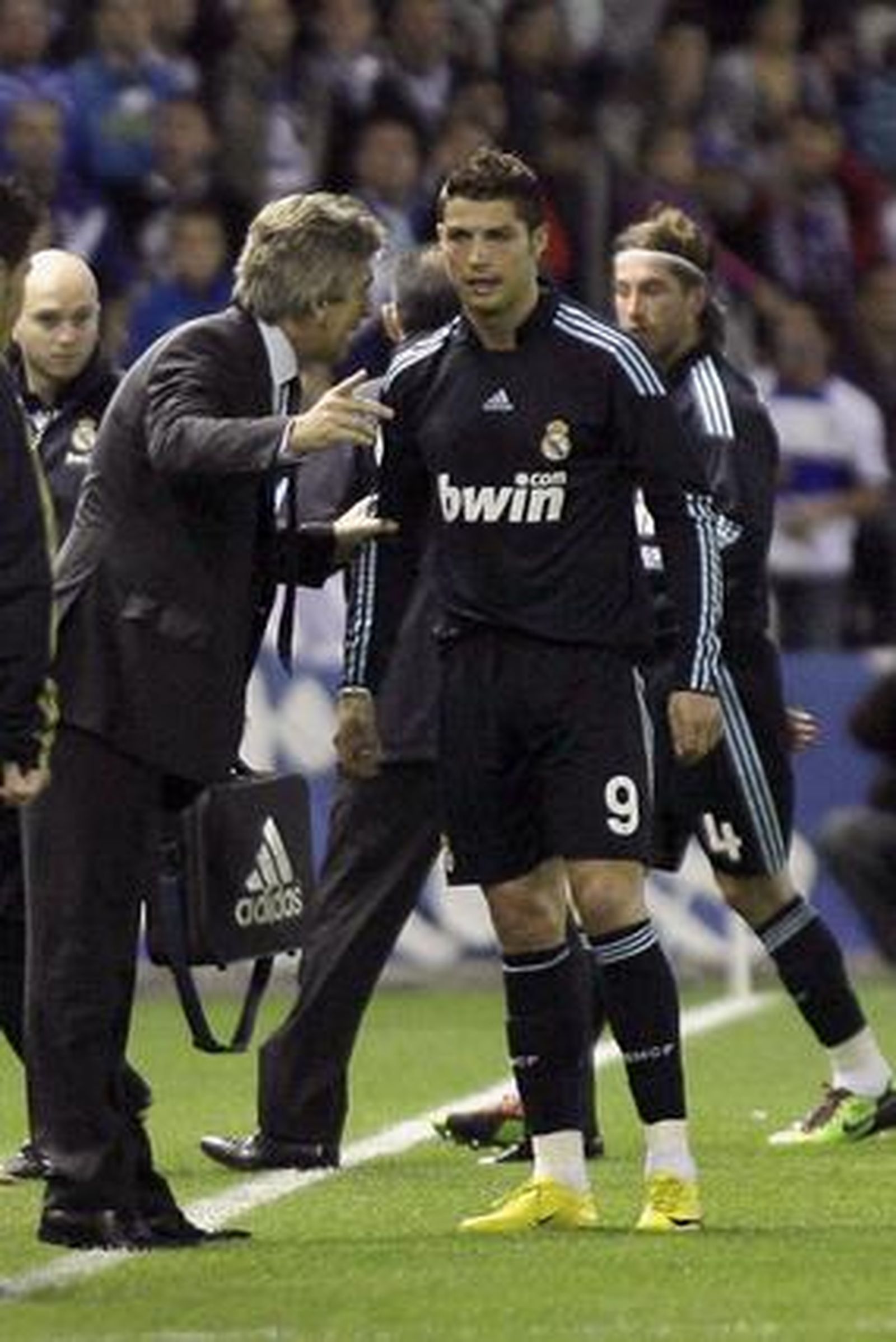 Los de Pellegrini golean al Tenerife en el Heleliodoro Rodríguez López con goles de Higuaín (dos), Kaká, Ronaldo y Raúl. / AFP · EFE · Reuters