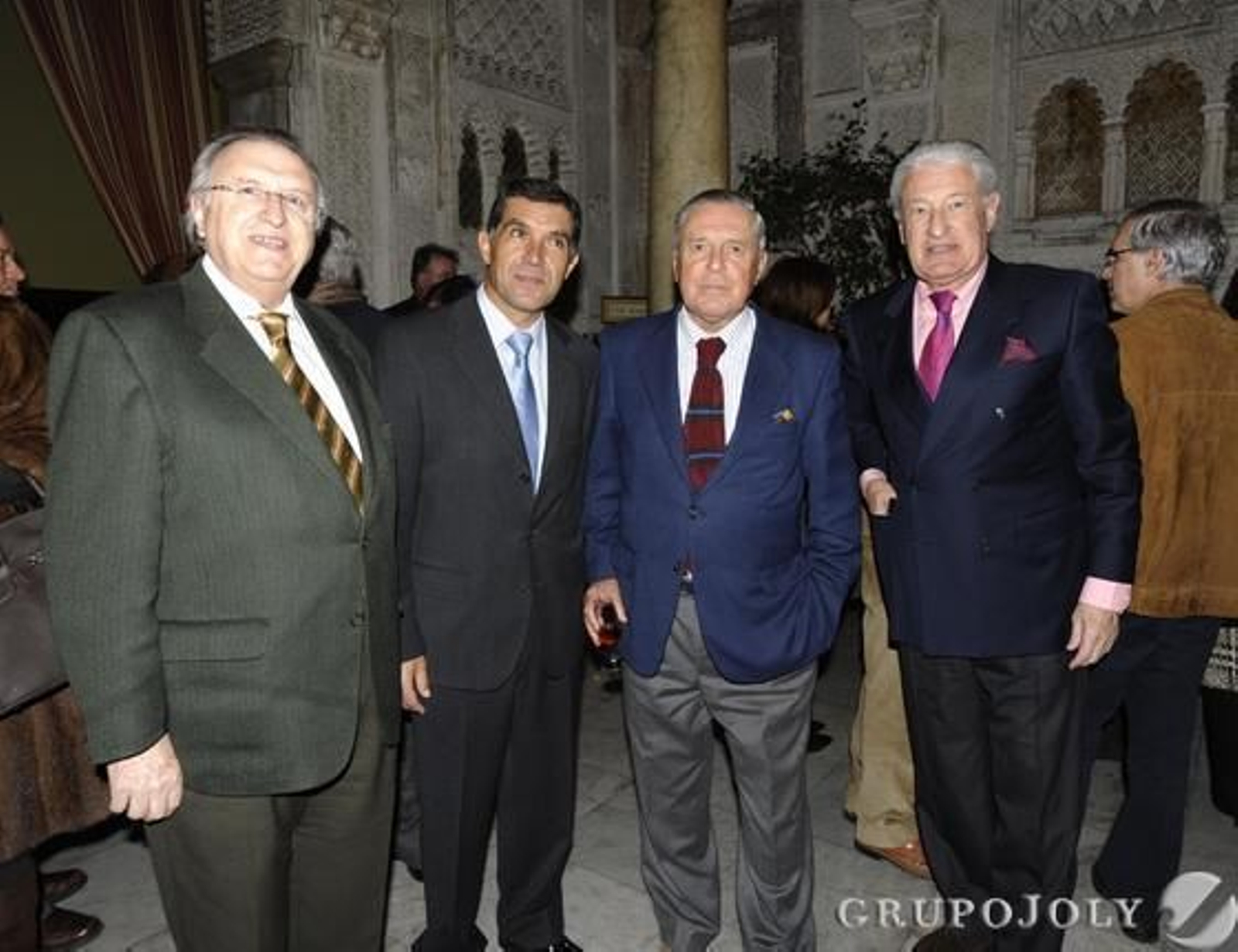 José Blas Fernández, teniente de alcalde de Hacienda, Lorenzo del Río, el abogado José Ramón del Río, y Miguel Nuche, presidente del Casino. 

Foto: Joaquín Hernández Kiki