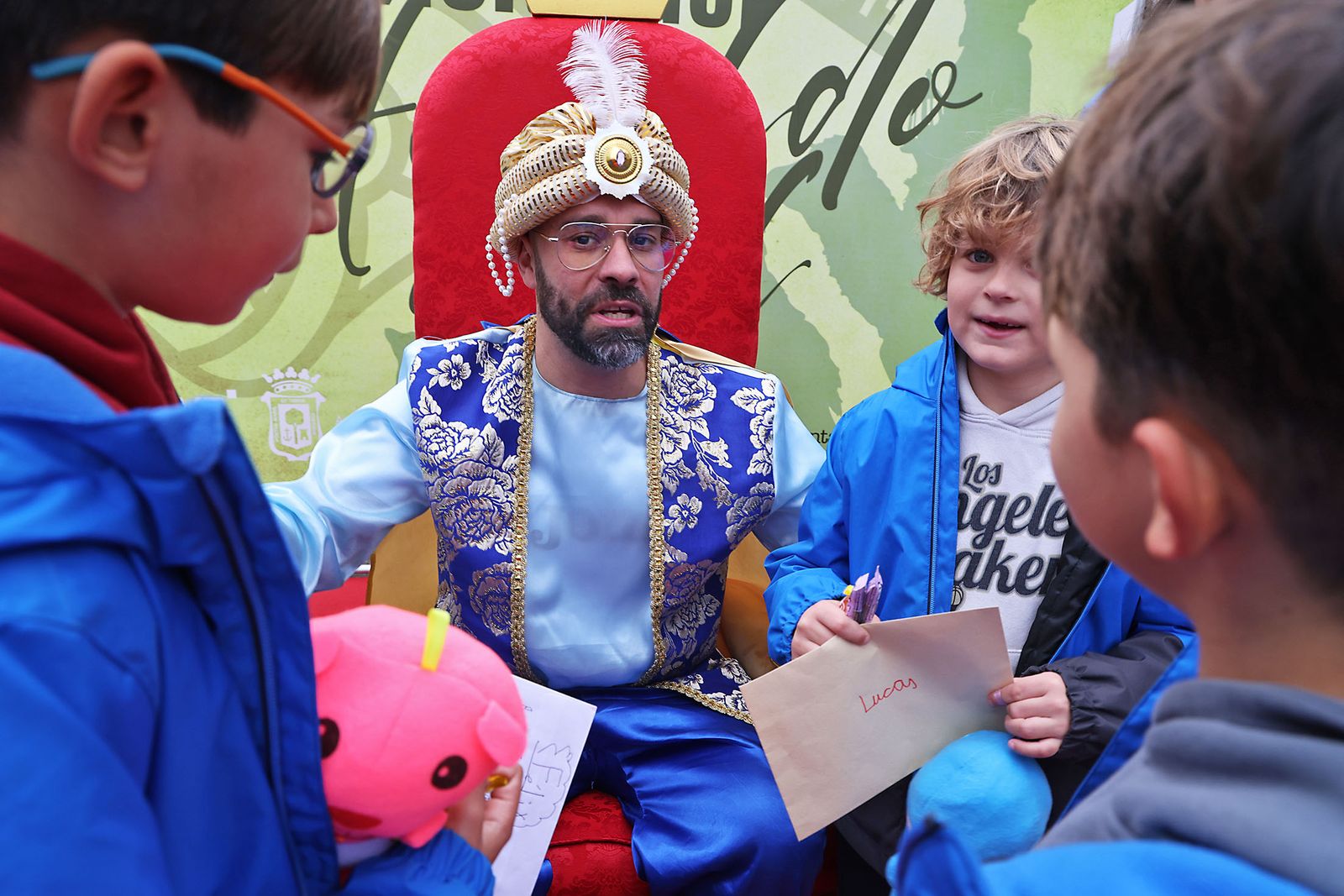 Los Pajes Reales recogen las cartas de los más pequeños en la Plaza Houston