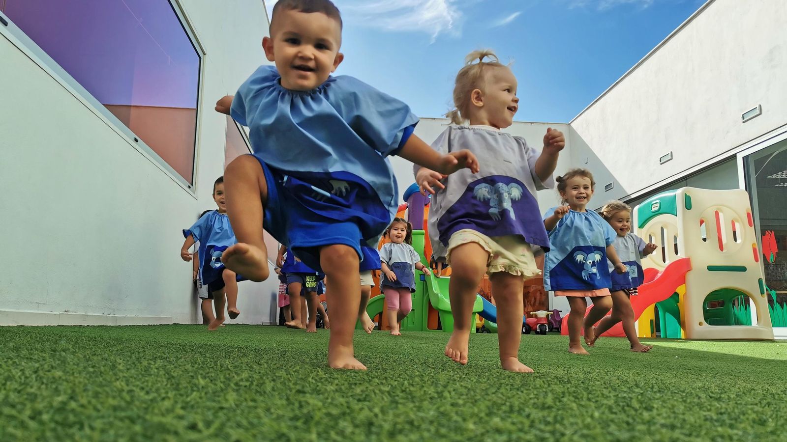 Niños descalzos en las instalaciones de la escuela.