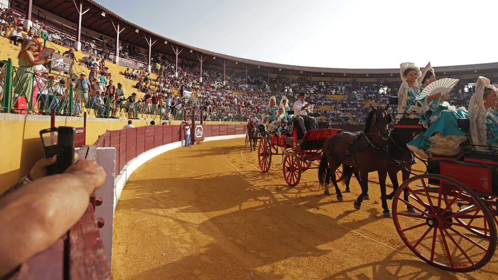 Fotos de la corrida del jueves de la Feria de La Línea: Diego Ventura, José María Manzanares y Roca Rey