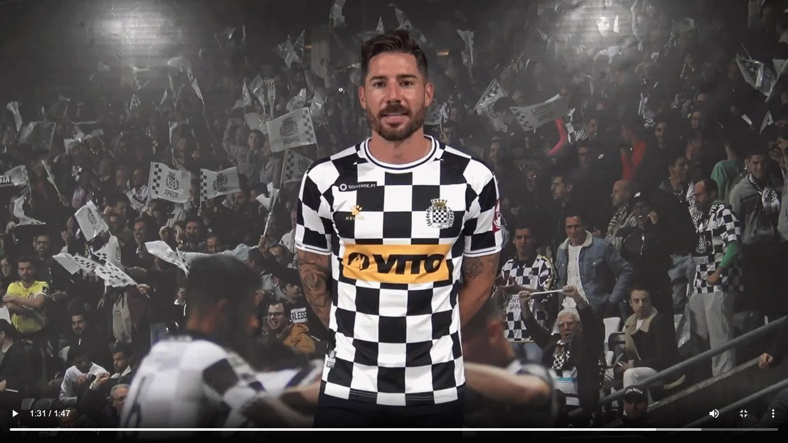 Javi García posa con el Boavista.